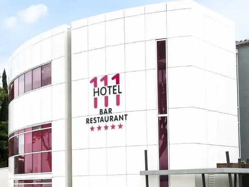 Hotel 111-1